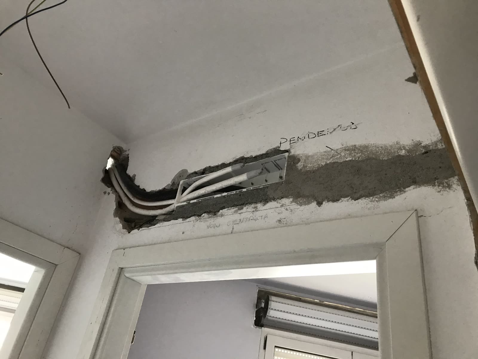Predisposizione impianto elettrico incassato sopra una porta durante una ristrutturazione a Rimini