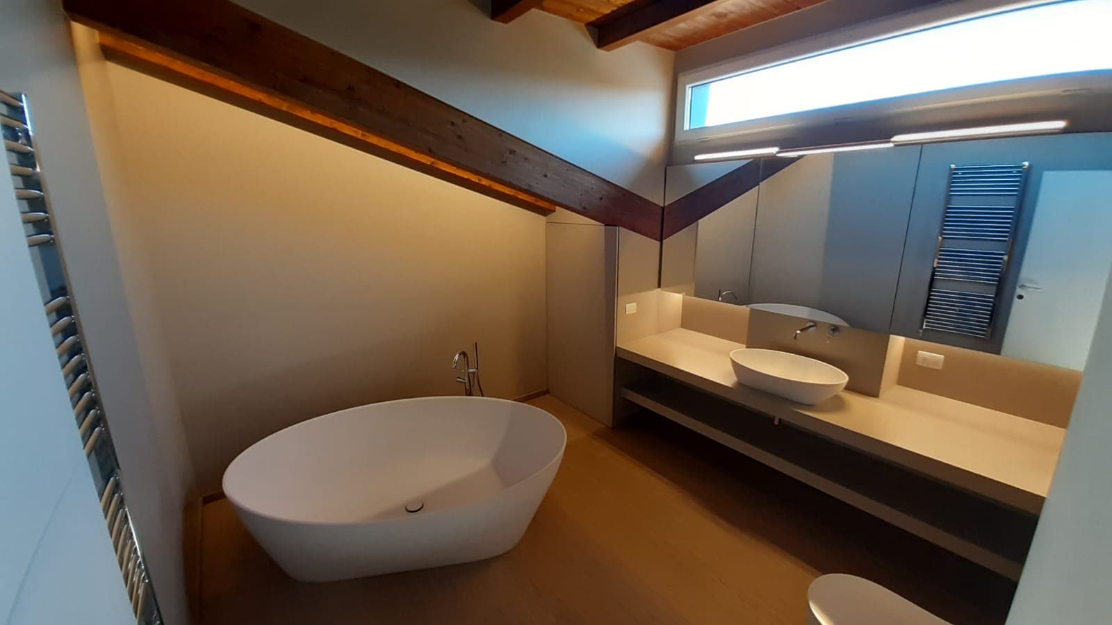 Bagno mansardato con vasca freestanding e doppio lavabo, Rimini