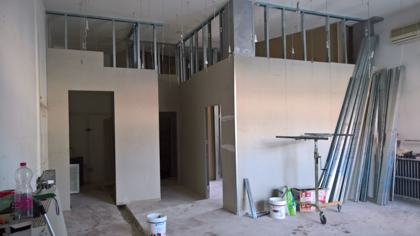 Struttura in cartongesso per pareti divisorie e controsoffitto, Rimini