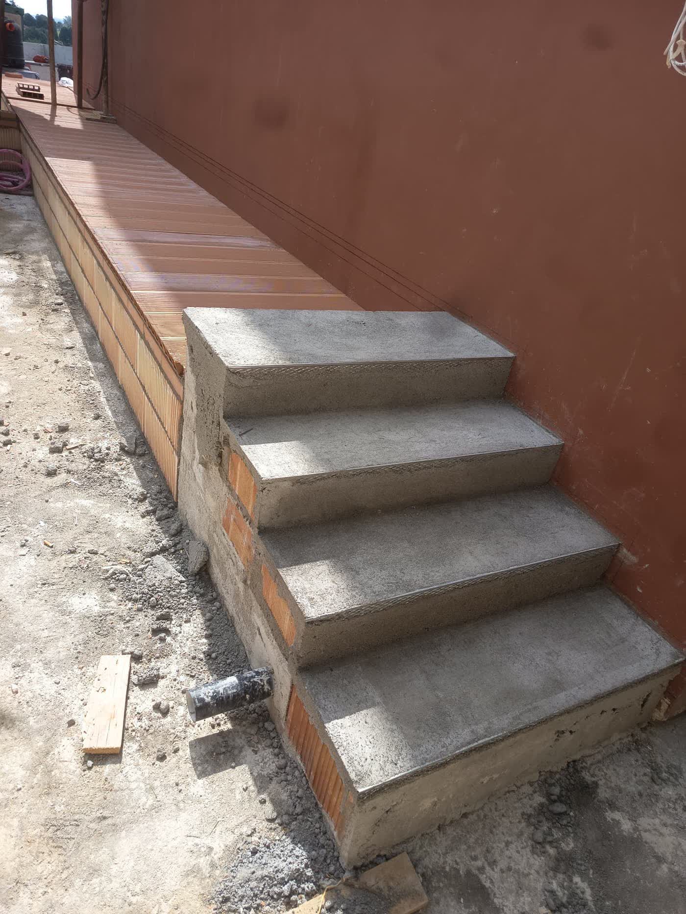 Realizzazione di una scala esterna in cemento durante lavori edili, Rimini