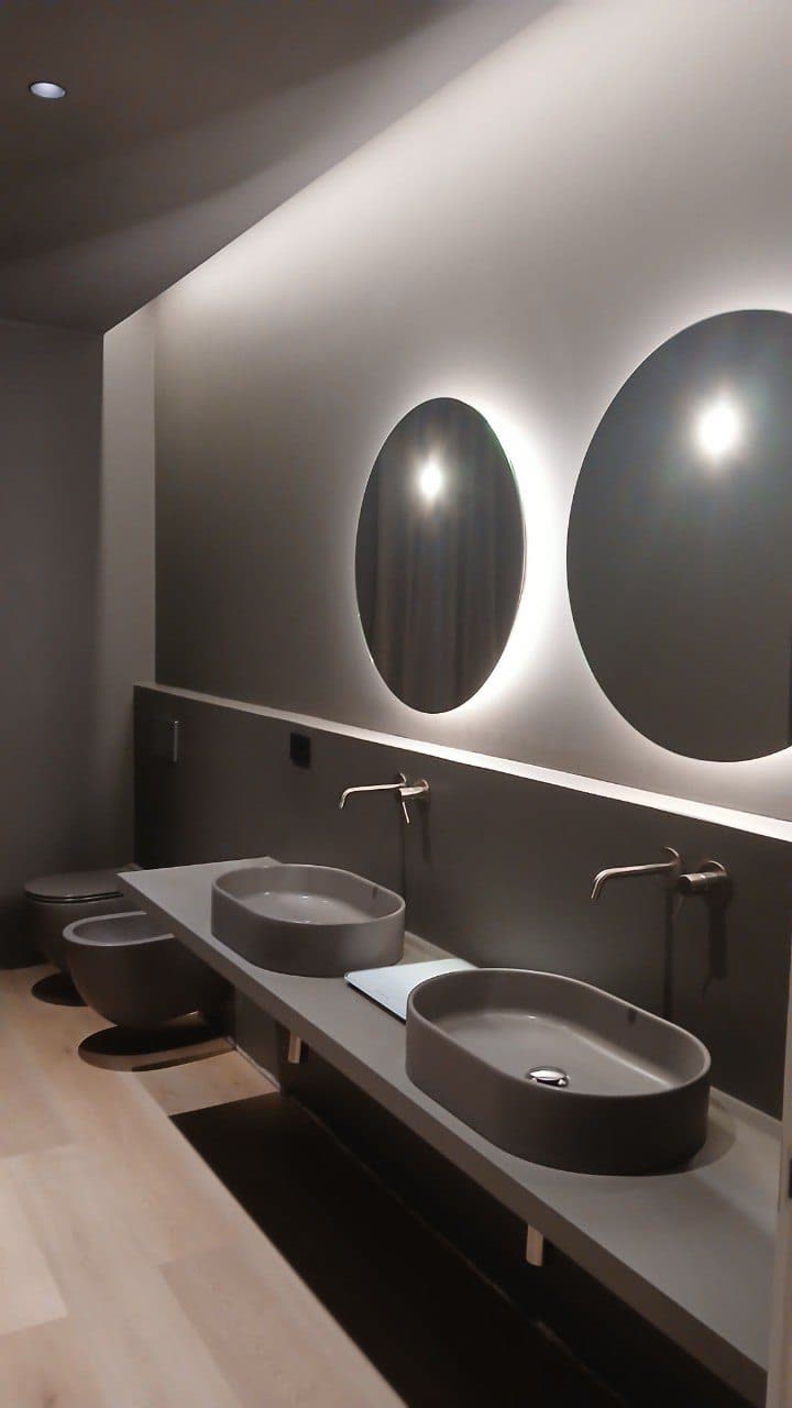 Doppio lavabo con specchi rotondi retroilluminati, Rimini
